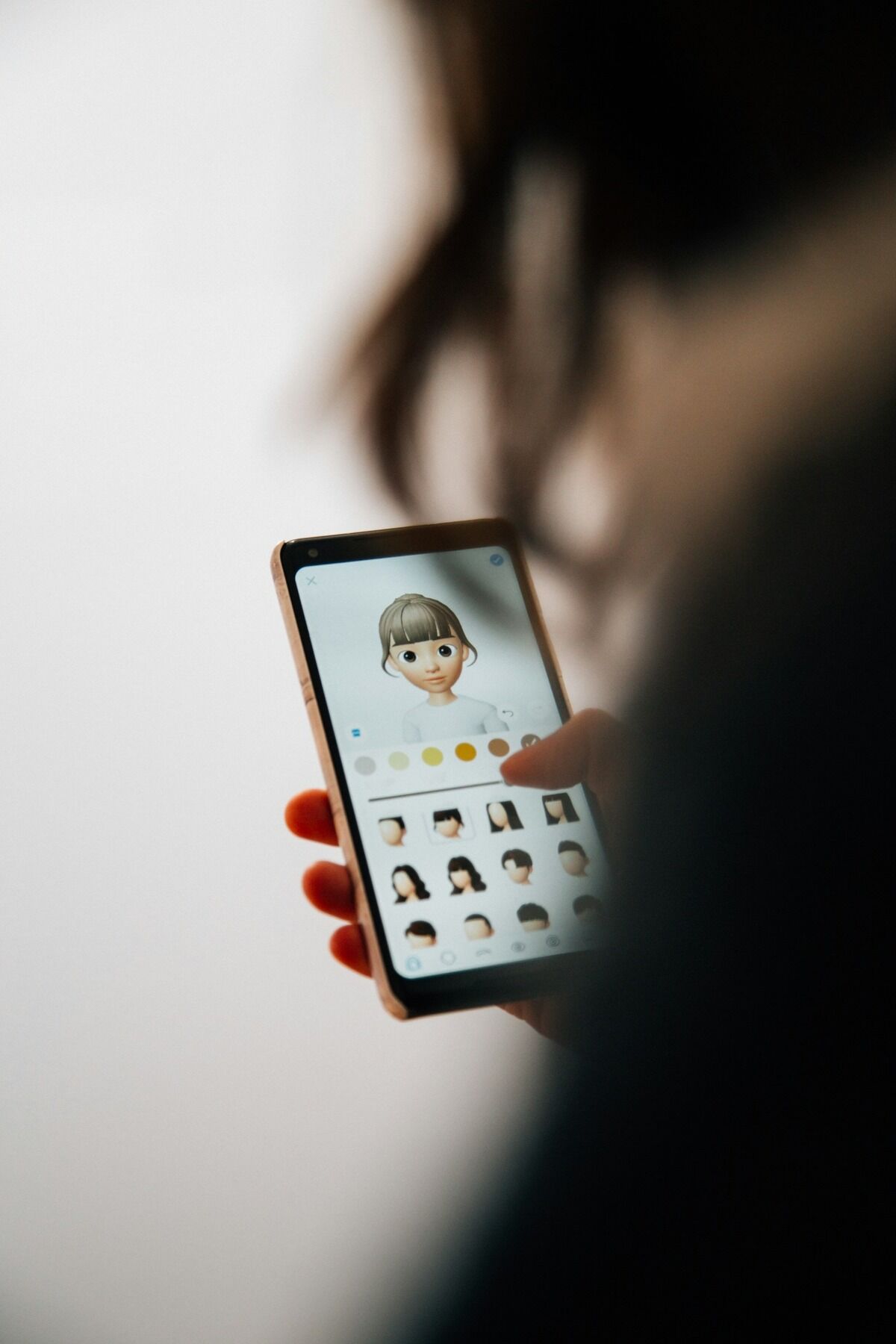 Personne tenant un smartphone allumé, une application ouverte à l'écran