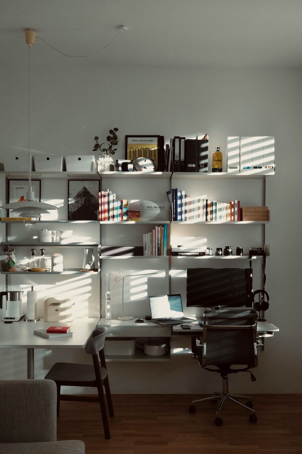 Ordinateur portable posé sur un bureau dans un espace de travail lumineux