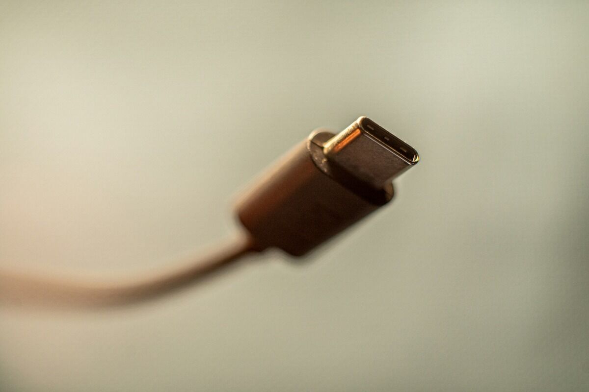 Gros plan sur la prise USB-C dorée d'un câble clair