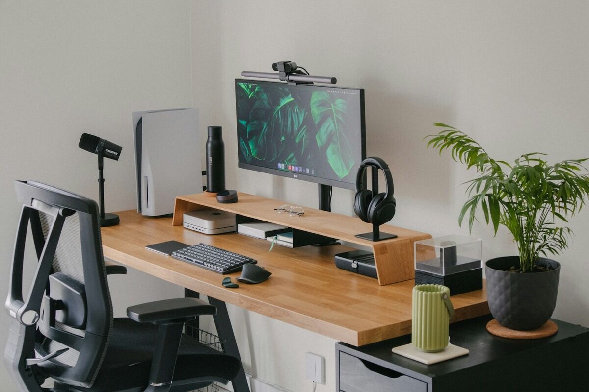 Bureau avec un écran d'ordinateur, clavier et accessoires de jeu