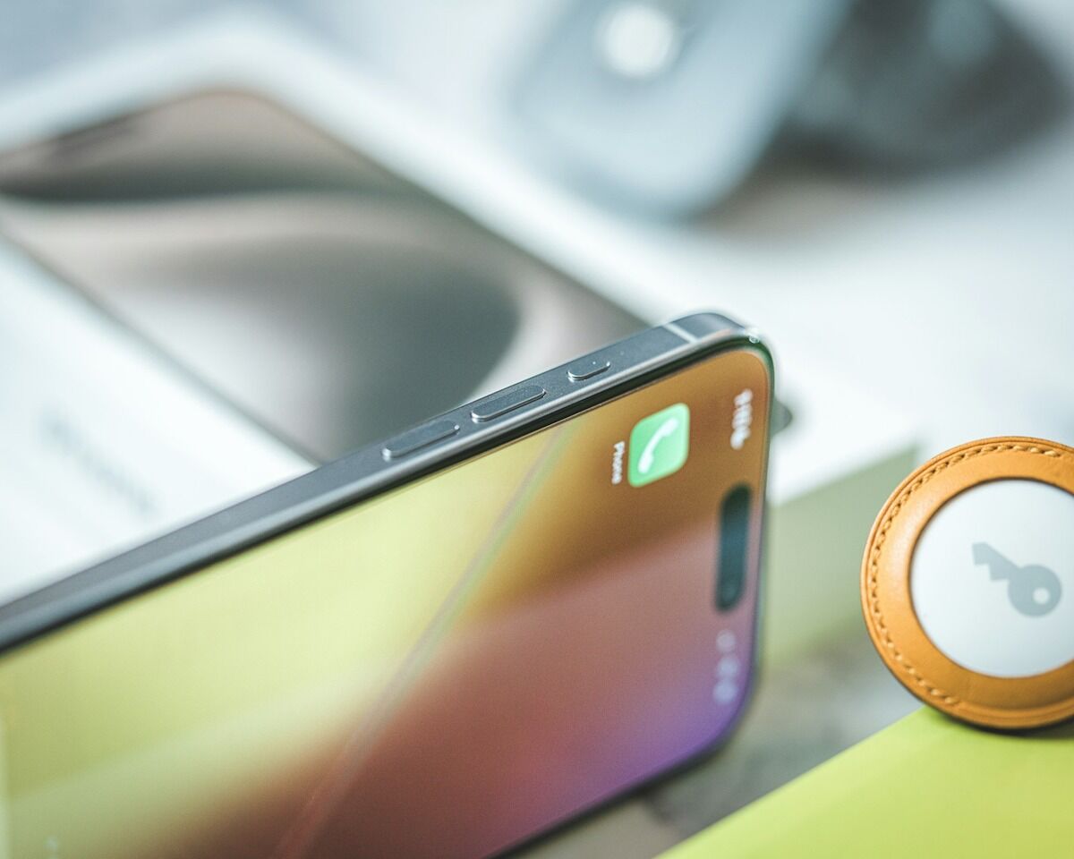Gros plan sur la tranche d'un iPhone et son port de charge, posé sur une table