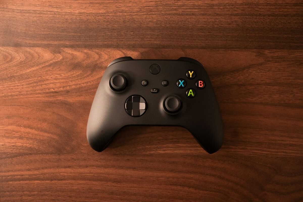 Manette de Xbox Series X posée sur une table en bois