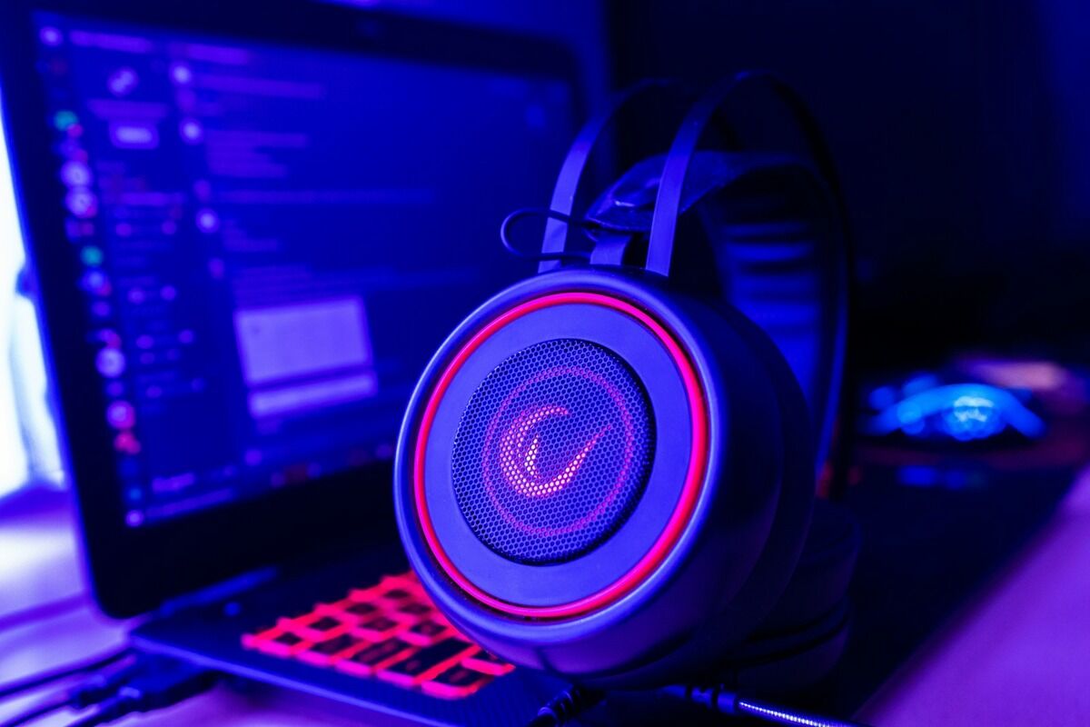 Clavier et périphériques de jeu rétroéclairés en couleurs dans une pièce sombre