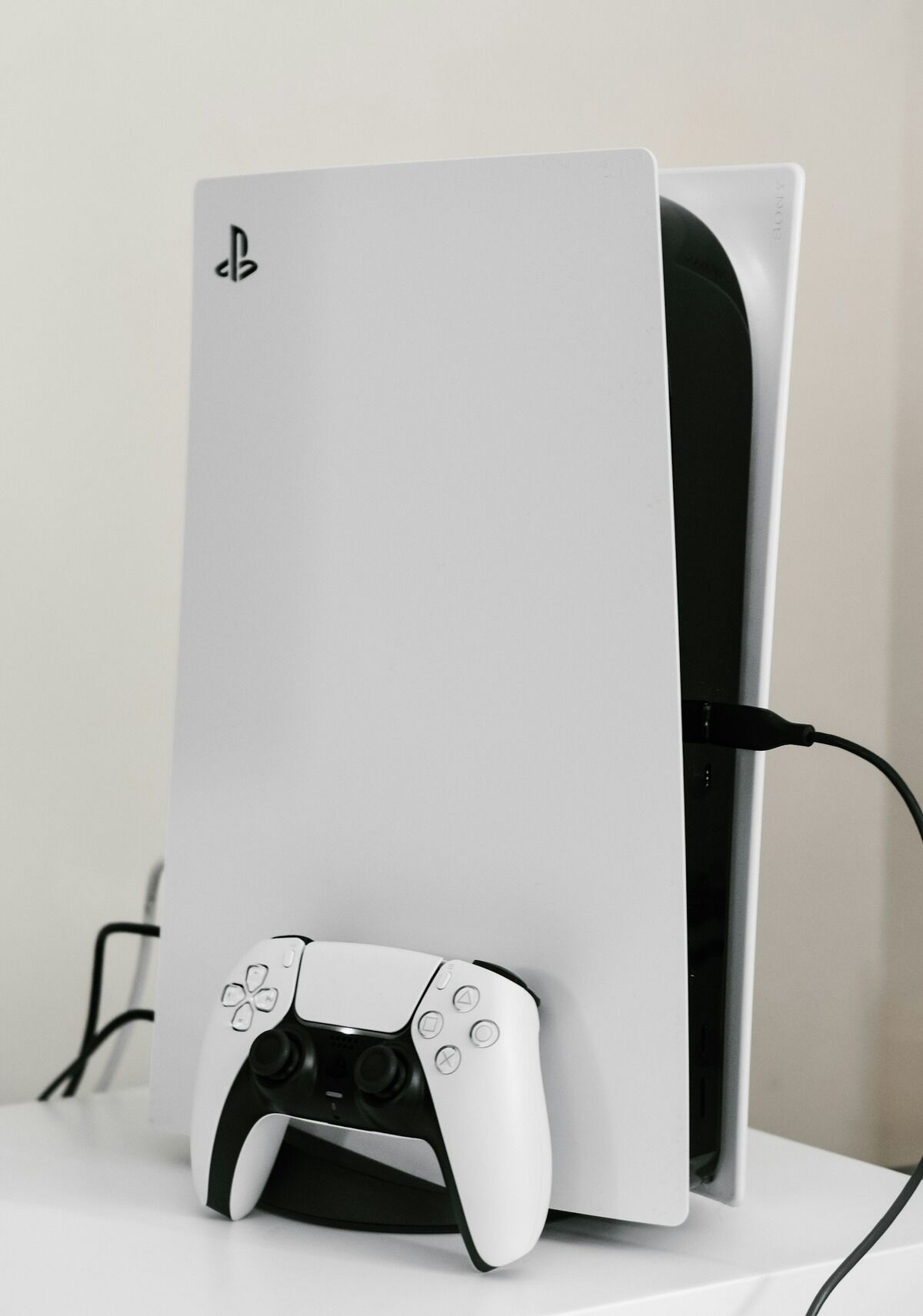 Console PlayStation 5 blanche et sa manette DualSense