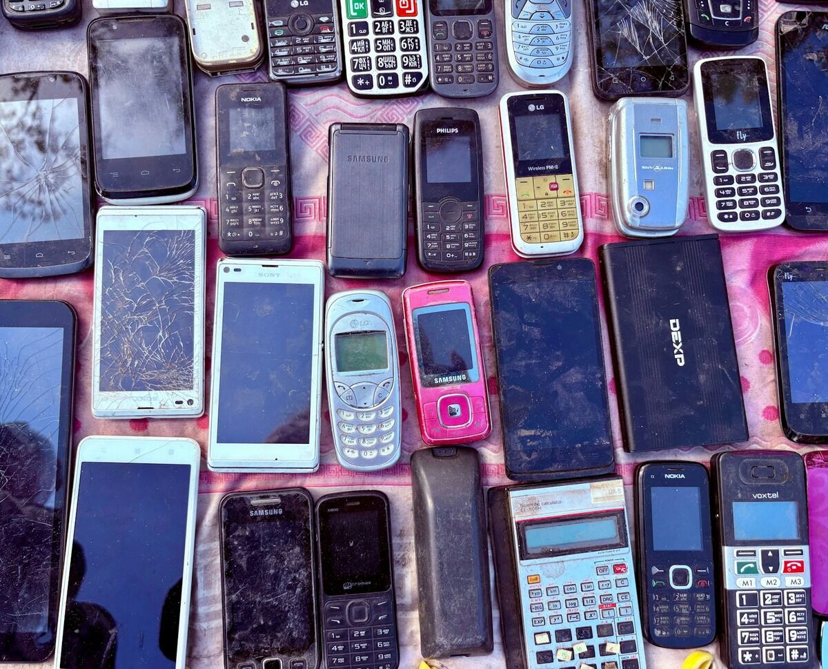 Collection de vieux téléphones portables et appareils électroniques posés côte à côte