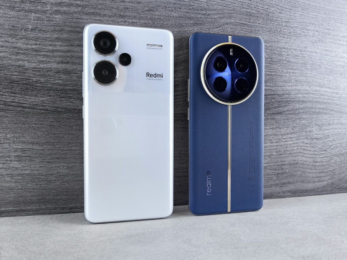 Deux smartphones Android posés côte à côte, l'un blanc et l'autre bleu